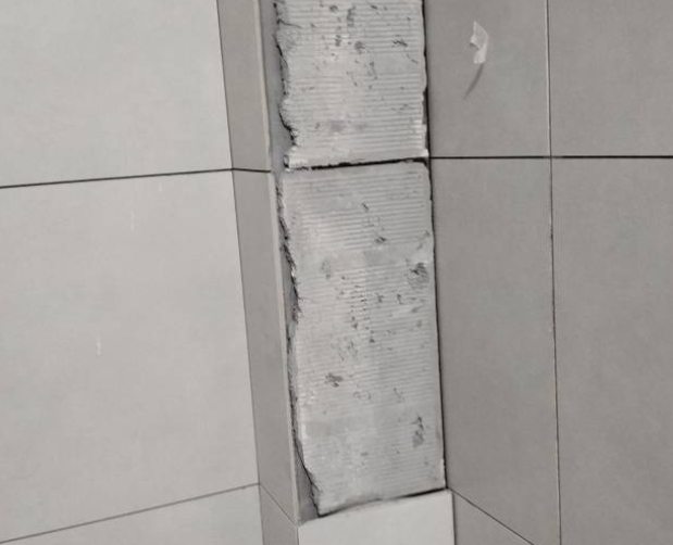 白银瓷砖空鼓维修公司分享下瓷砖施工前基层浇水润湿程度不足，可能导致以下问题