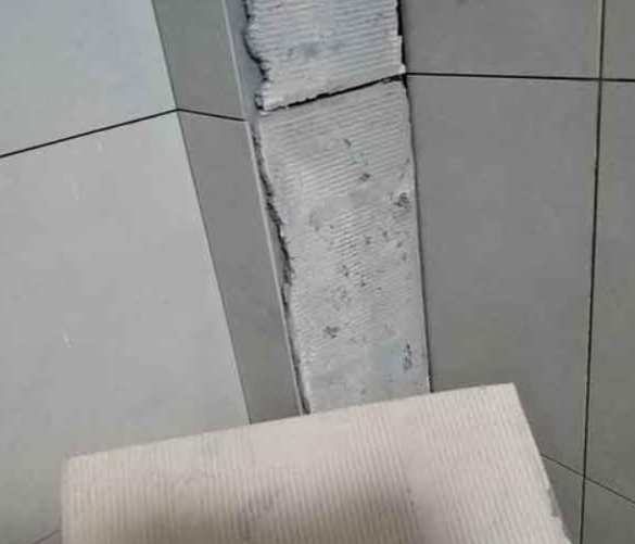 白银瓷砖空鼓维修公司分享下厨房瓷砖脱落的补救措施。